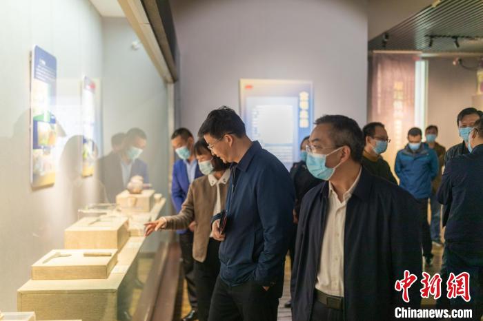 展览现场，参观者流连忘返。　扬州市文物考古研究所供图