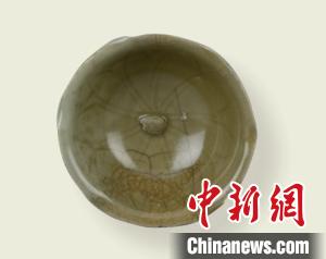 青釉荷叶形贴龟小碗 广州博物馆 供图