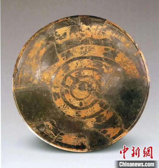 蟠龙纹陶盘。　临汾市博物馆供图