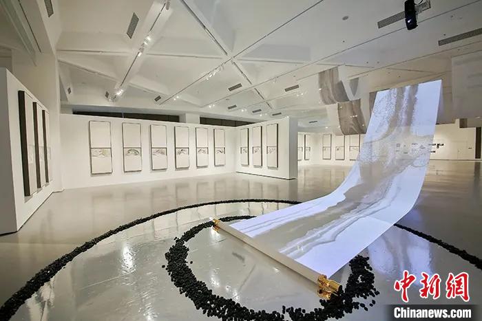 陈湘波作品展亮相厦门大型水墨装置与观众互动