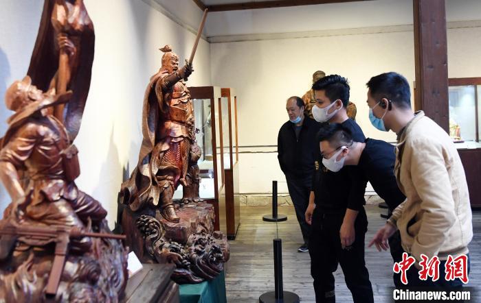 展出的中国工艺美术大师黄文寿木雕精品吸睛。　记者刘可耕 摄