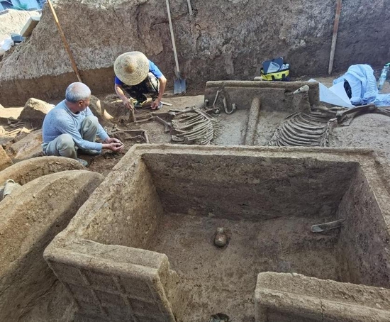  考古工作人员对邵家棚遗址的车马坑进行清理（资料照片）。（安阳市文物考古研究所供图）