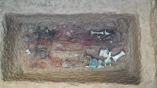  邵家棚遗址中的一座商代墓葬，其中出土了数量丰富的青铜器。（图片由安阳市文物考古研究所提供）