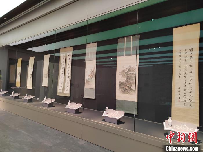 “海上先生――海上书画名家作品与美育文献展”。　上海图书馆 供图
