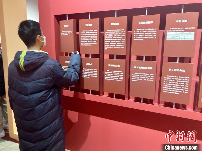 图为学生参观《人民的胜利――淮海战役纪念馆革命文物精品展》。　徐婧 摄