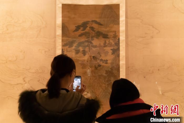 观众在天津博物馆参观《香山九老图》轴。　王在御 摄