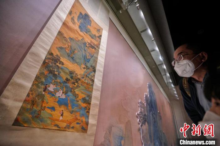 观众在天津博物馆参观《桃源仙境图》。　佟郁 摄