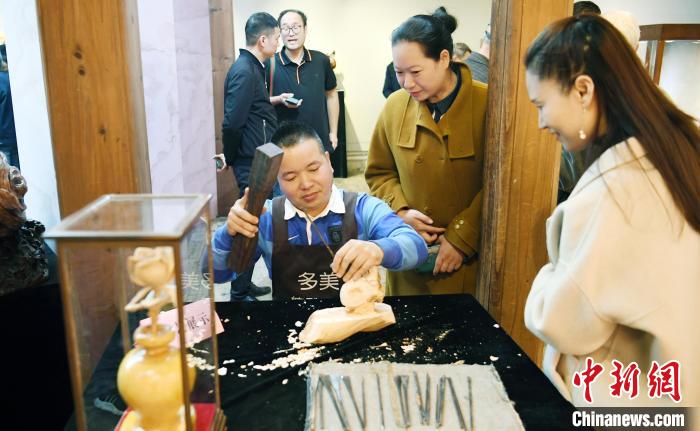 展馆内，福州木雕工艺展示吸引观众观看。　记者刘可耕 摄