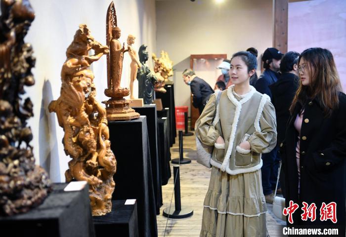 此次展览共展出86件福州木雕艺术精品佳作，吸引观众观展。　记者刘可耕 摄