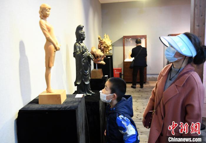 第二届福州木雕非遗展吸引观众观展。　记者刘可耕 摄