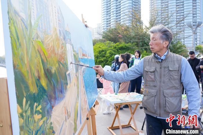 中国美术家协会主席、中央美术学院院长范迪安在创作中。　赖思为 摄