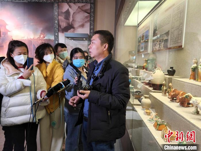 济南市考古研究院樊家遗址项目负责人何利接受记者采访。　赵晓 摄