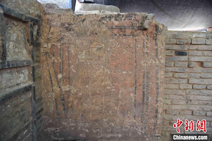 (资料图)元代砖雕壁画墓中的侍者。　茌平区文物保护中心供图