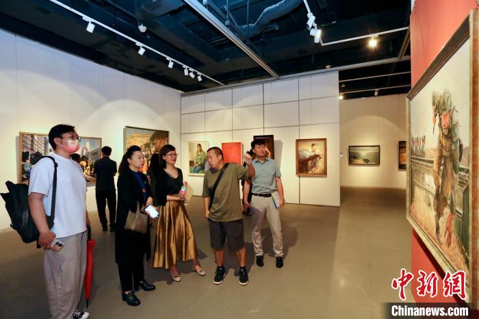 图为第七届“环渤海风采”油画作品邀请展现场。　刘俊苍 摄